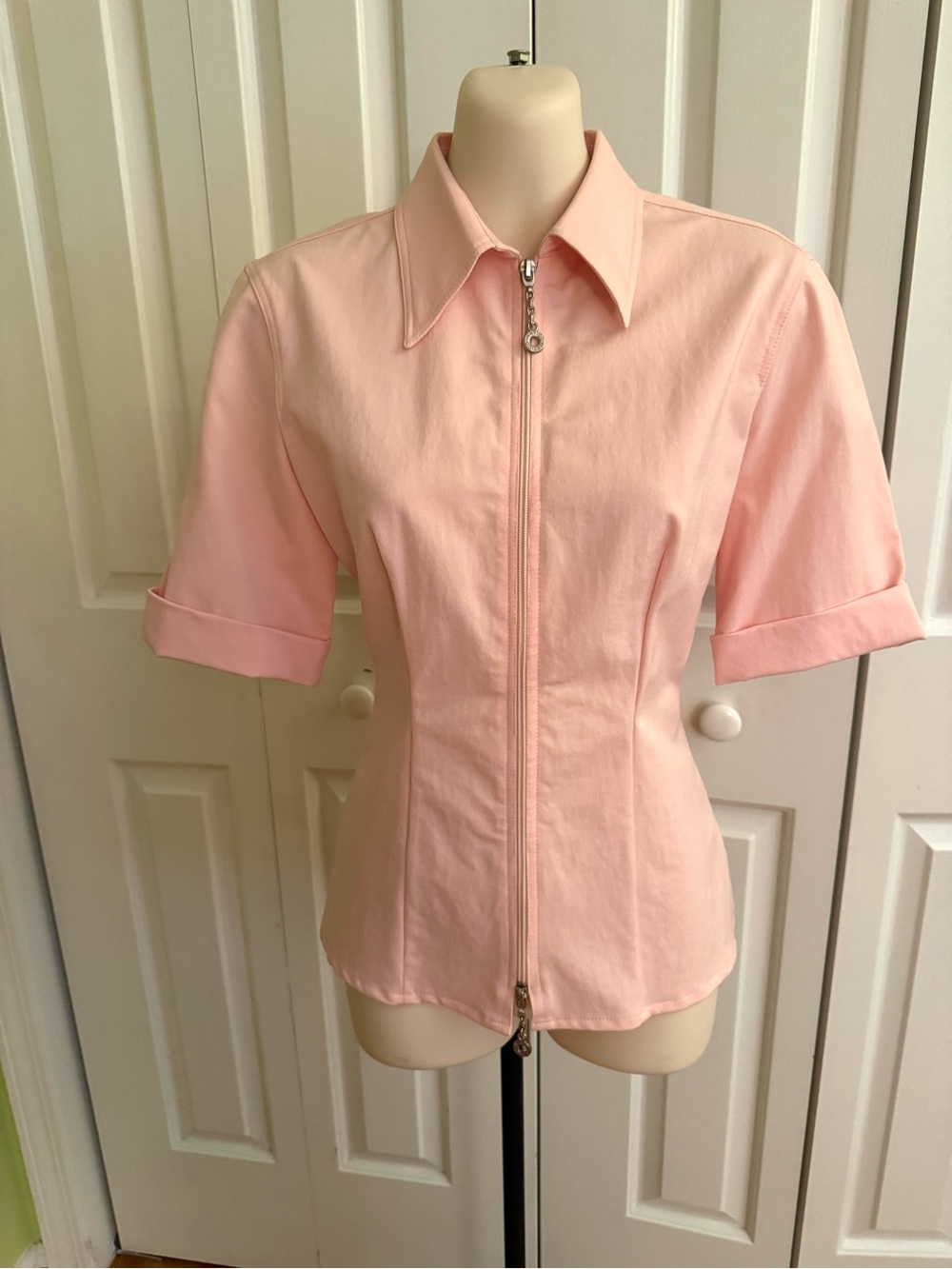 VERTIGO Pale Pink Zip-Front Short Sleeve Top M